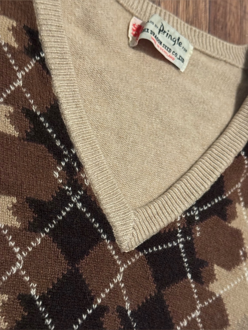 Vintage Pringle of Scotland 100% Cashmere Argyle V-Neck Sweater Size 38 Tan Brow - Picture 3 of 5